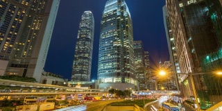 4K延时拍摄香港城市夜间的交通灯和现代建筑物