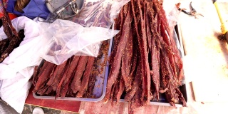 高角度视角:中国四川省小金县巴郎山景当地市场上的牛肉干或牛肉干