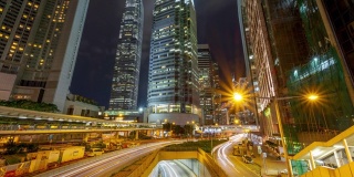 4K延时拍摄香港城市夜间的交通灯和现代建筑物