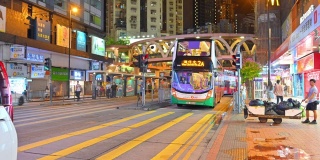在香港铜锣湾，以历史电车为背景的4K时间推移的行人