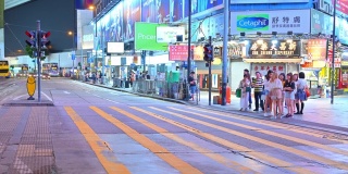 在香港铜锣湾，以历史电车为背景的4K时间推移的行人