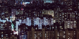 T/L WS HA PAN住宅楼，窗户闪烁的夜晚/北京，中国