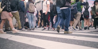 东京涩谷十字路口人们的腿的侧视图