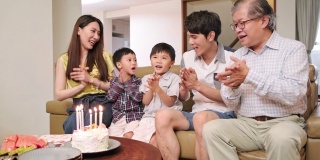 台湾家庭在生日聚会上唱歌和鼓掌
