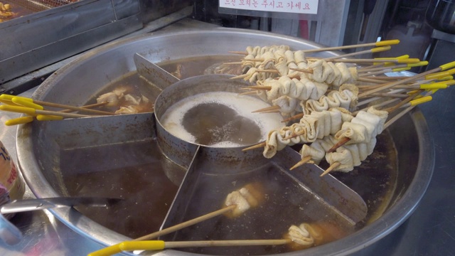 欧登/鱼饼韩国街头小吃。美味的鱼糕配上热腾腾的海鲜汤