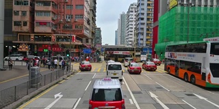 城市白天的交通状况。从香港街道的双层电车上看过去