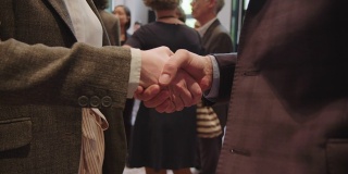 企业家在酒店会议上握手