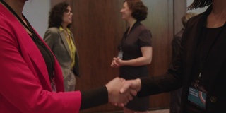商务女性在会议中握手