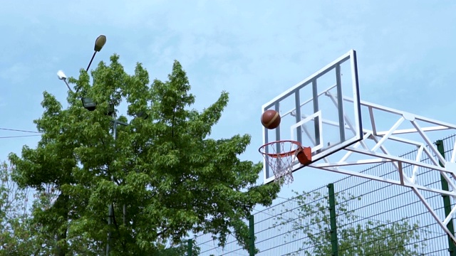 篮球运动员在球场上玩球