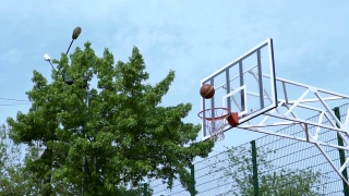 篮球运动员在球场上玩球视频素材模板下载