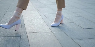 双腿行走城市自信时尚高跟鞋