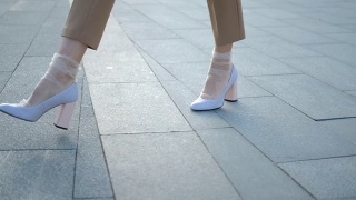 双腿行走城市自信时尚高跟鞋视频素材模板下载