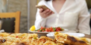 阿塞拜疆传统午餐与哈切布里和女人的电话在模糊。