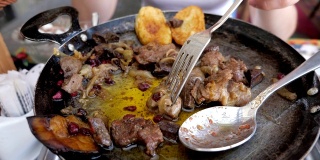 用勺子把肉片倒在煎锅上，特写镜头。
