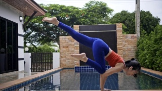 4k/苗条的亚洲女人瑜伽在家和旁边的游泳池。视频素材模板下载