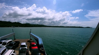 汽车装载在一艘渡轮上，前往泰国翠湖岛。股票视频视频素材模板下载