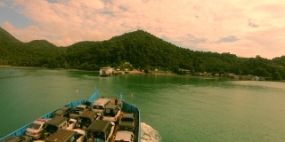 汽车装载在一艘渡轮上，前往泰国翠湖岛。股票视频