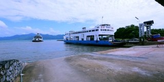 汽车装载在一艘渡轮上，前往泰国翠湖岛。股票视频