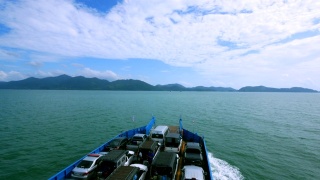 汽车装载在一艘渡轮上，前往泰国翠湖岛。股票视频视频素材模板下载