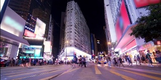香港时代广场十字路口在晚高峰时间，人们过马路在香港最繁忙的铜锣湾地区。
