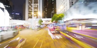 夜间驾车穿越香港市中心。未来的城市