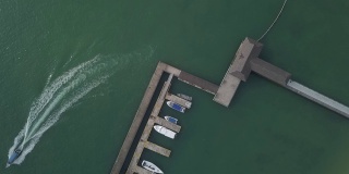 无人机拍摄的一艘快艇巡航并经过马来西亚岛上的一个码头