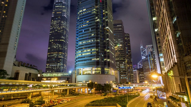 4K超高清动态延时:香港城市夜间的交通灯和现代建筑