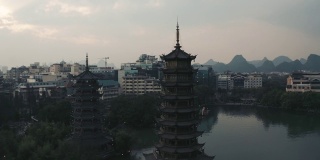 山湖宝塔，中国桂林，一个代表太阳，另一个代表月亮