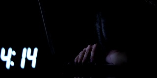 睡在笔记本电脑键盘上的女人，繁重的夜班工作，精疲力竭到凌晨4点