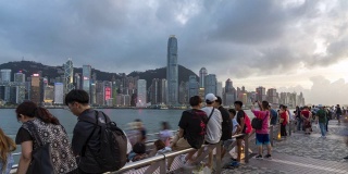4K超高清摄影:从早到晚欣赏香港的天际线，游客在海港欣赏城市。