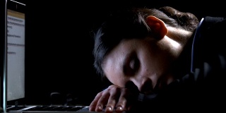 疲惫的员工睡在笔记本电脑上，不规律的工作时间，夜班