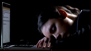 疲惫的员工睡在笔记本电脑上，不规律的工作时间，夜班视频素材模板下载