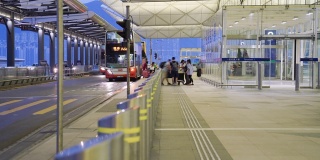 香港国际机场抵港大堂候机人数每年接待超过七千万人。