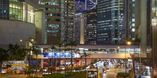 人们走过铜锣湾轩尼诗道，在中环购物，在香港的法玛斯广场乘电车和火车旅行