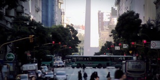 行人过马路在布宜诺斯艾利斯(阿根廷)。