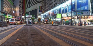 人们走过铜锣湾轩尼诗道，在中环购物，在香港的法玛斯广场乘电车和火车旅行