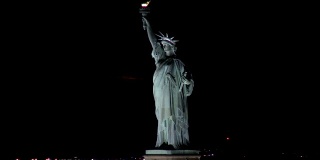 3 / 1的自由女神像在晚上
