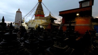 猴庙是尼泊尔加德满都一座山顶上的古老宗教建筑视频素材模板下载