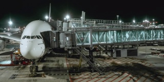 4k分辨率商业飞机与旅客站在机场候机楼门口的夜景