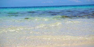 低角度海浪清澈的海洋马尔代夫白沙缓慢运动