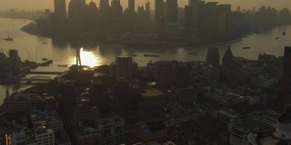 日出时分的上海。黄埔和陆家嘴区。中国鸟瞰图