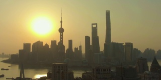 日出时分的上海天际线。黄埔和陆家嘴区。中国鸟瞰图