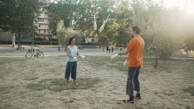 年轻的杂技演员在公园里一起训练