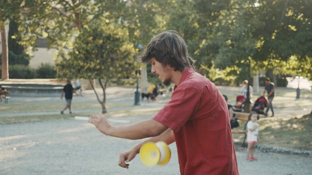 年轻的魔术师在公园里训练