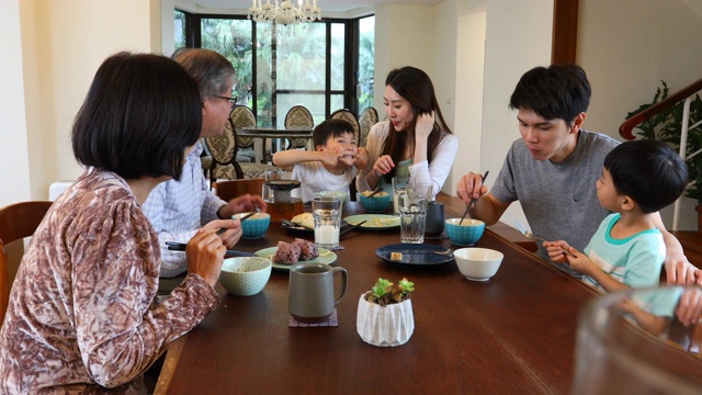 大家庭坐下来一起吃早餐