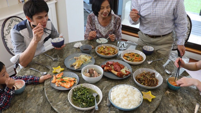 三代亚洲家庭的服务和在家吃午餐