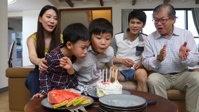 亚洲家庭用蛋糕唱生日快乐歌