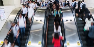 在香港中环车站高峰时段，乘客和游客在自动扶梯上行走和奔跑的4K时间间隔