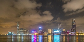 4K时间推移:香港城市香港天际线的夜晚与快速的云。