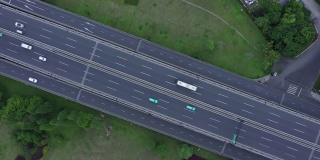高速公路上过往车辆的鸟瞰图